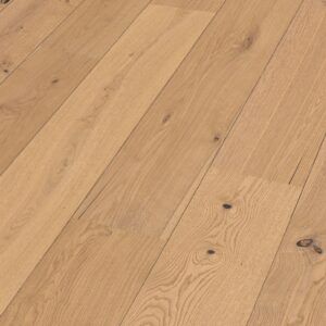 Herdet tregulv i eik Authentic Caramel Oak med naturlig sortering og brede planker i ultramattlakk