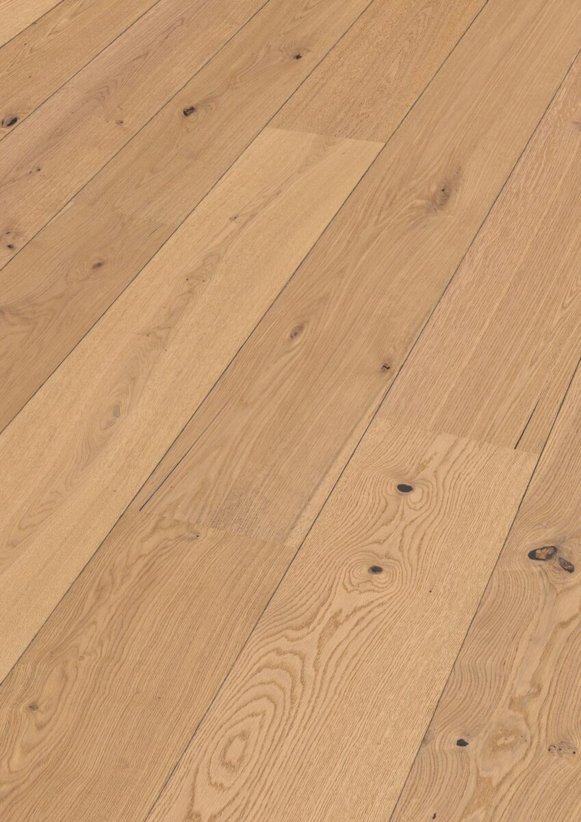 Herdet tregulv i eik Authentic Caramel Oak med naturlig sortering og brede planker i ultramattlakk