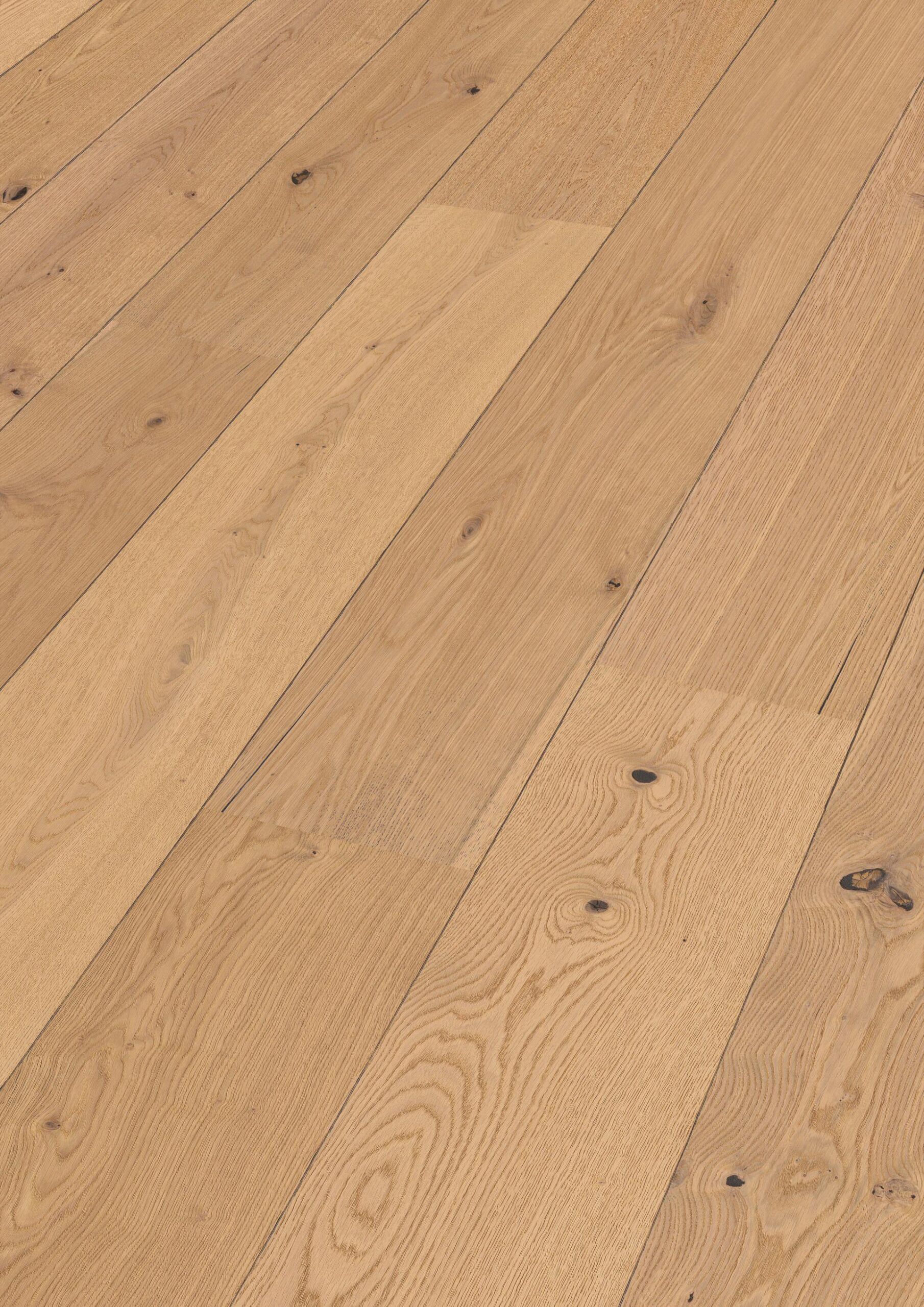 Herdet tregulv i eik Authentic Caramel Oak med naturlig sortering og brede planker i ultramattlakk