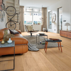 Herdet tregulv i eik Natural Light Oak med brede plankebord og ultramattlakk