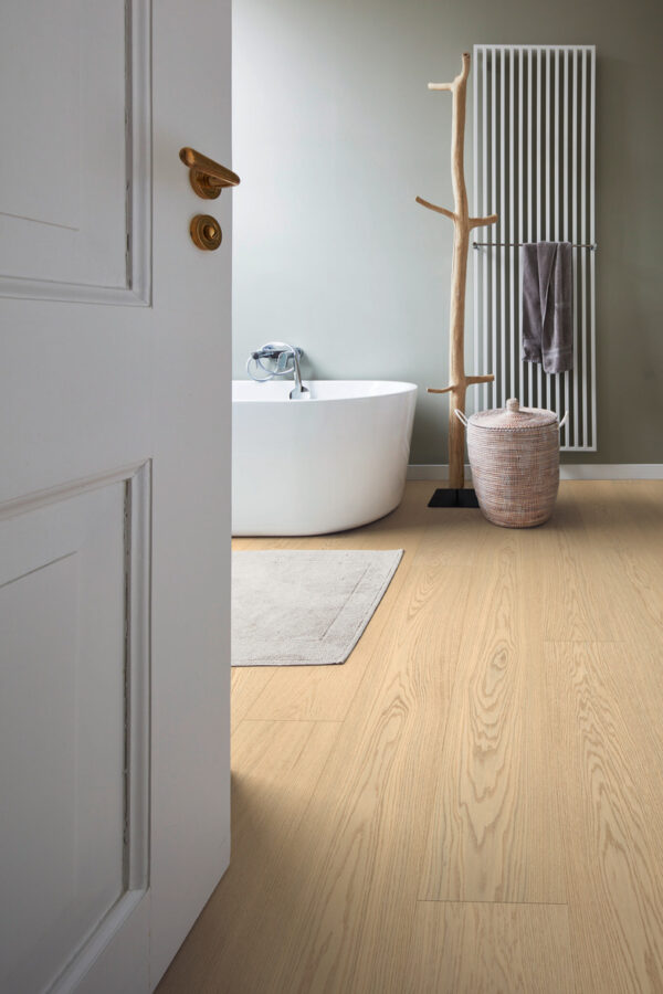 Herdet tregulv i eik Natural Alabaster Oak med brede planker og ultramatt overflate