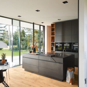 Herdet tregulv i eik med naturlig farge, synlig kvist og ultramattlakk overflate