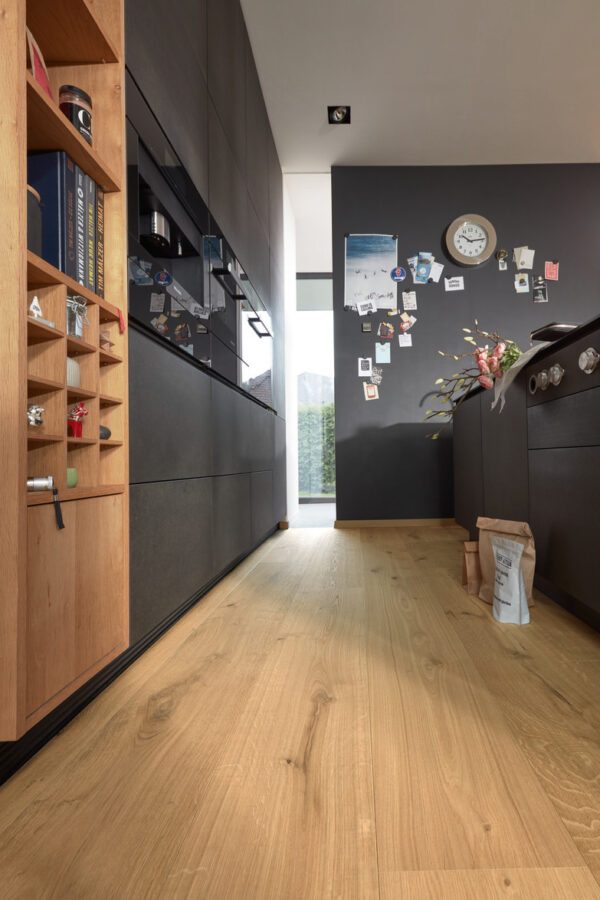 Herdet tregulv i eik med brede planker, autentisk sortering, børstet struktur og ultramattlakkert overflate.