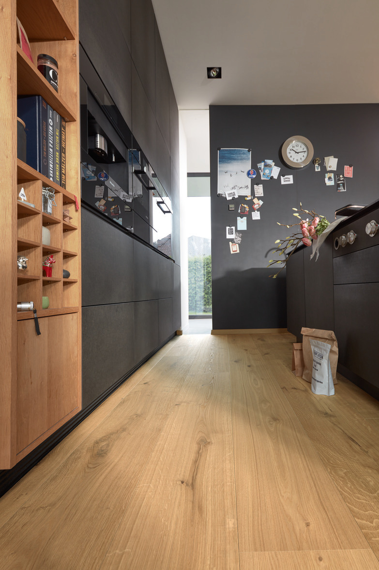 Herdet tregulv i eik med brede planker, autentisk sortering, børstet struktur og ultramattlakkert overflate.