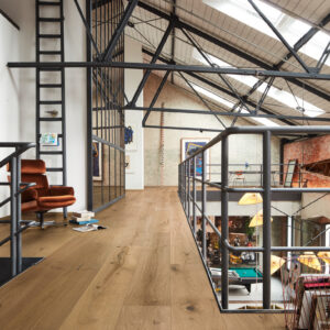 Herdet tregulv i eik Authentic Greige med brede planker og ultramattlakkert overflate