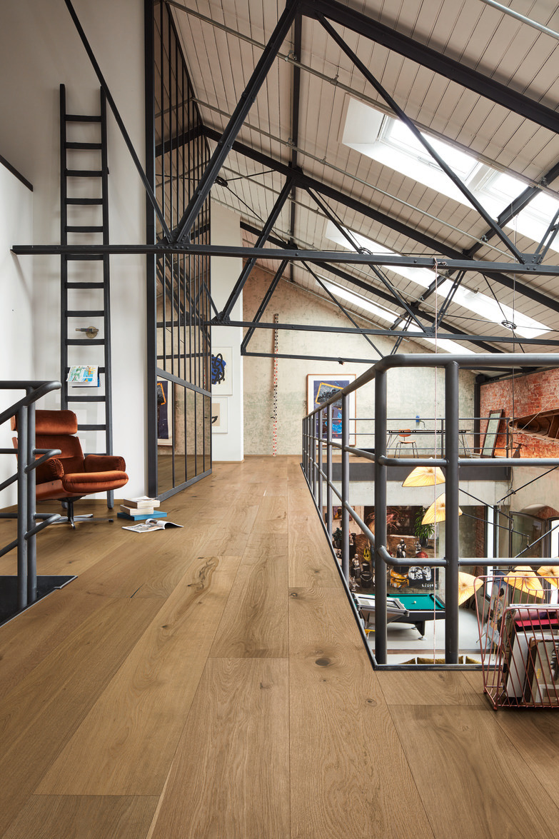 Herdet tregulv i eik Authentic Greige med brede planker og ultramattlakkert overflate