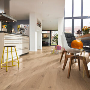 Herdet tregulv i eik med livlig sortering og ultramatt overflate i brede planker