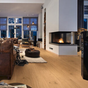 Herdet tregulv i eik med livlig sortering, lys brun fargetone og ultramatt overflate i lange planker