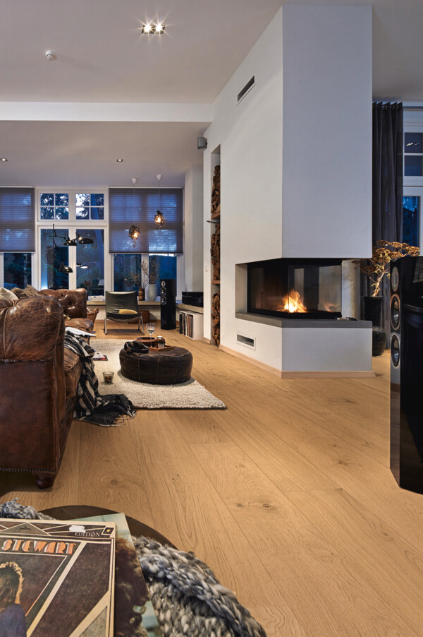 Herdet tregulv Lindura Pure Oak livlig 08936 – Klassiske Brede Planker – Ultramattlakk