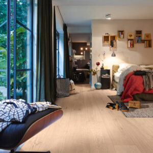 Herdet tregulv i eik med livlig sortering, hvit fargetone og ultramatt overflate i lange planker