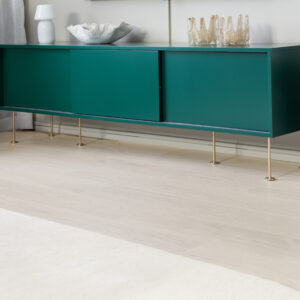 Maxwood XL herdete tregulv i eik med børstet struktur og lys hvit nyanse i langt plankformat