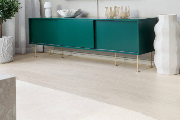 Maxwood XL herdete tregulv i eik med børstet struktur og lys hvit nyanse i langt plankformat