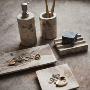 Muubs Vita tannbørsteholder i marmor Seashell på baderom sammen med såpedispenser og tilbehør i naturlig stein