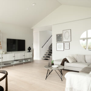 Maxwood XLW herdet tregulv i eik med lys naturfarge, børstet overflate og brede plankebord