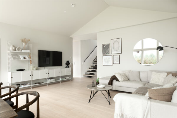 Maxwood XLW herdet tregulv i eik med lys naturfarge, børstet overflate og brede plankebord