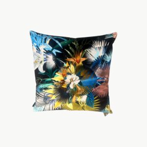 Designers Guild pyntepute med eksotiske blomster og fugler i sterke farger mot mørk bakgrunn