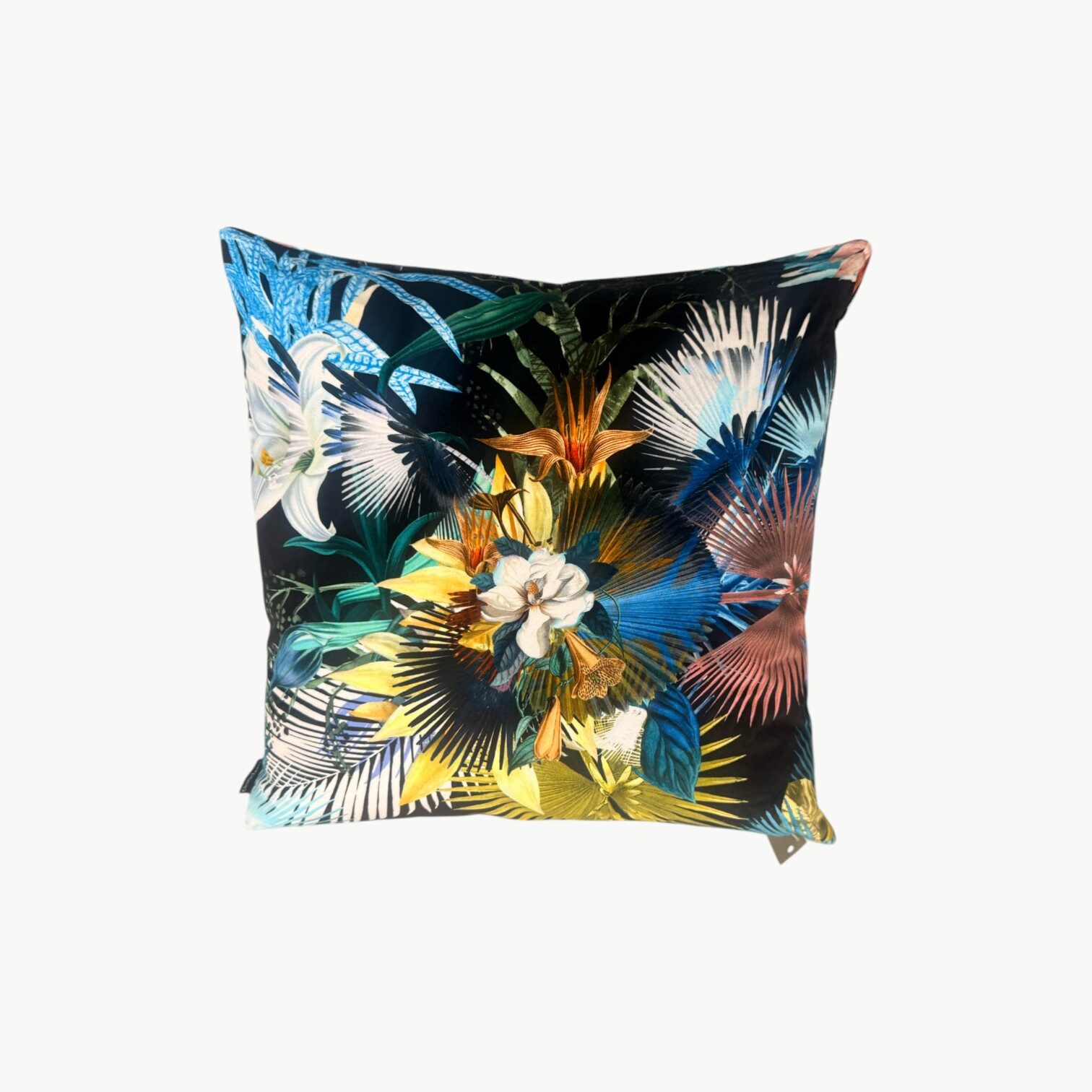 Designers Guild pyntepute med eksotiske blomster og fugler i sterke farger mot mørk bakgrunn