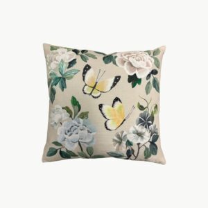 Designers Guild pyntepute med blomster og fugler i cameo rosa med broderte detaljer og sommerfuglmotiv på baksiden
