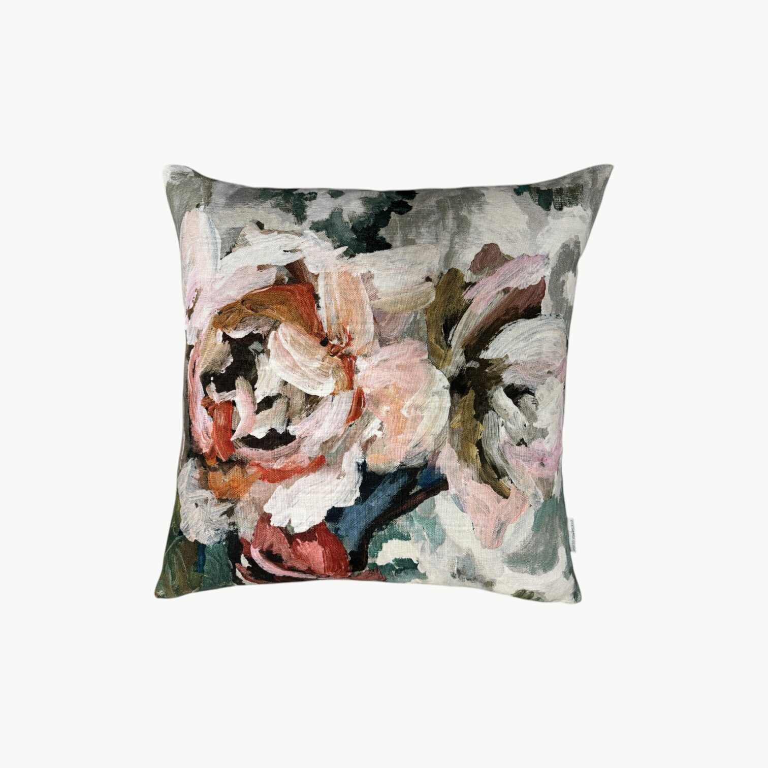 Designers Guild pyntepute med malerisk blomsterdesign i myke rosa, krem og grønne toner