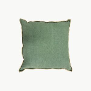 Designers Guild pyntepute i dempet grønn tone med kontrastkant og ensfarget bakside i naturfarge