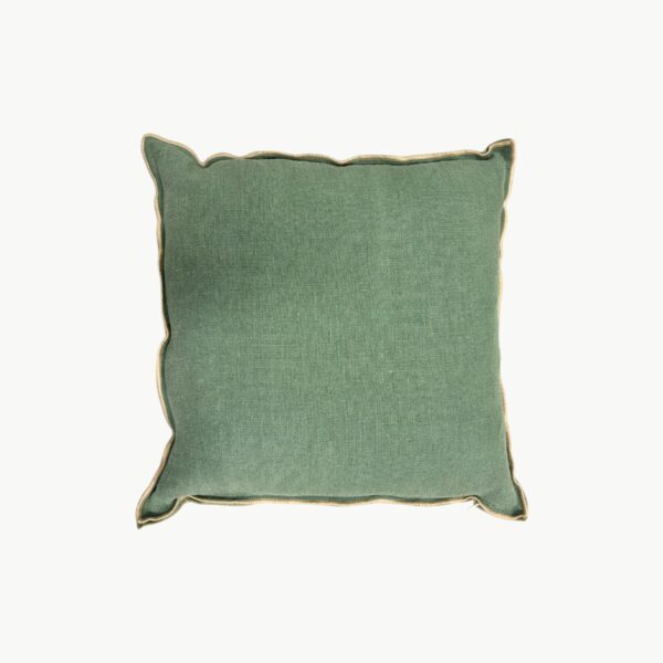 Designers Guild pyntepute i dempet grønn tone med kontrastkant og ensfarget bakside i naturfarge