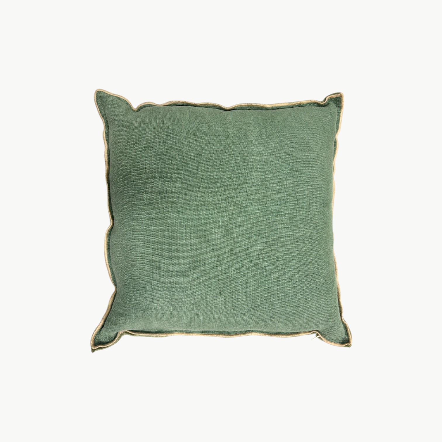 Designers Guild pyntepute i dempet grønn tone med kontrastkant og ensfarget bakside i naturfarge