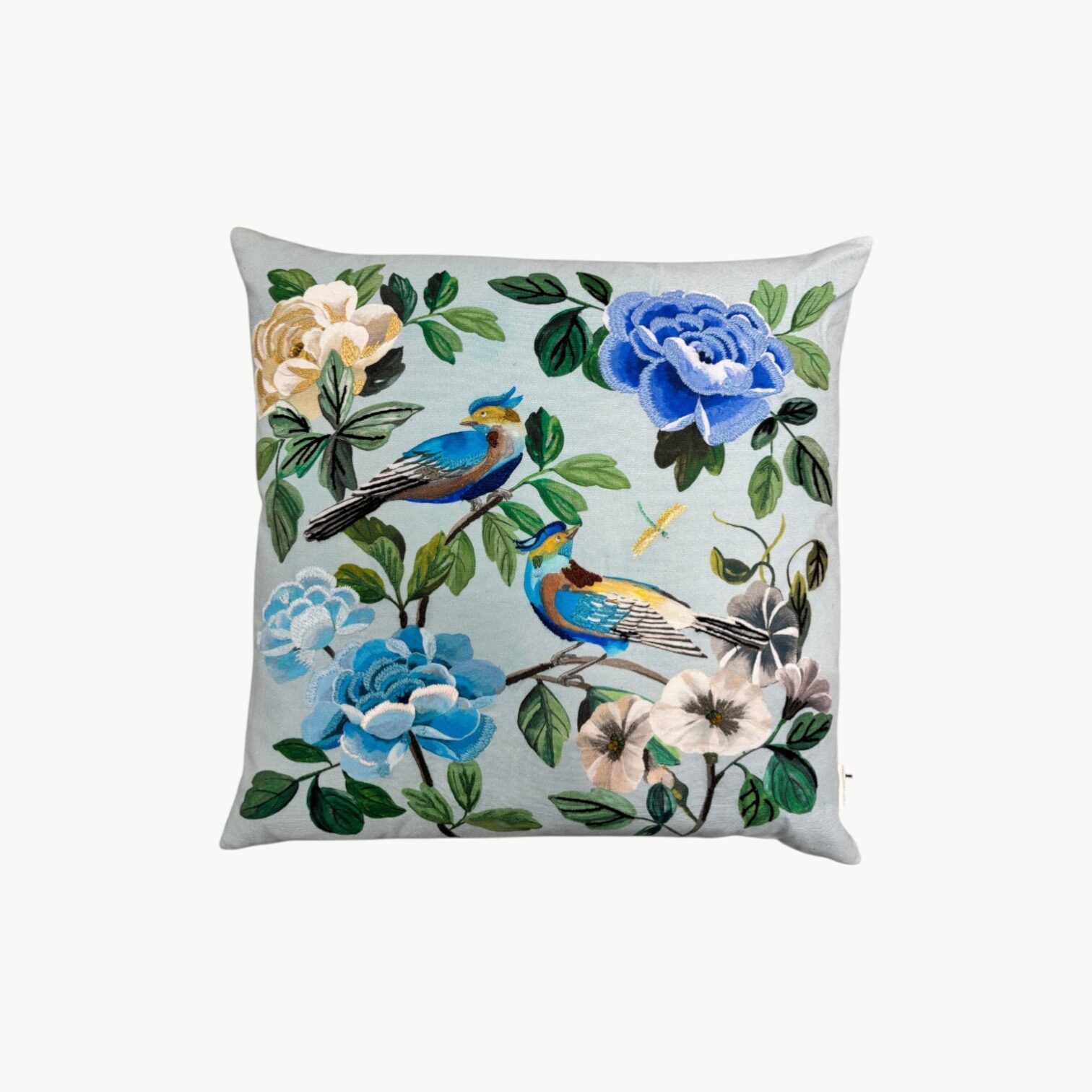 Designers Guild pyntepute med blomster og fugler i koboltblå toner med broderte detaljer