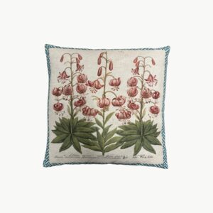 Designers Guild pyntepute med kroneliljer og botaniske blader i kunstnerisk komposisjon