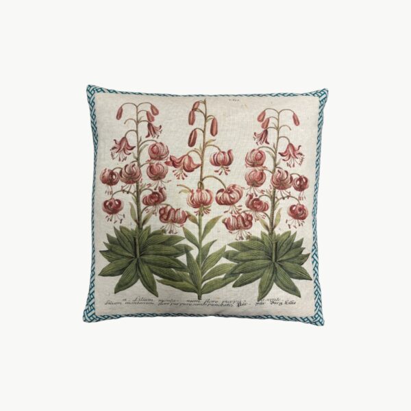 Designers Guild pyntepute med kroneliljer og botaniske blader i kunstnerisk komposisjon