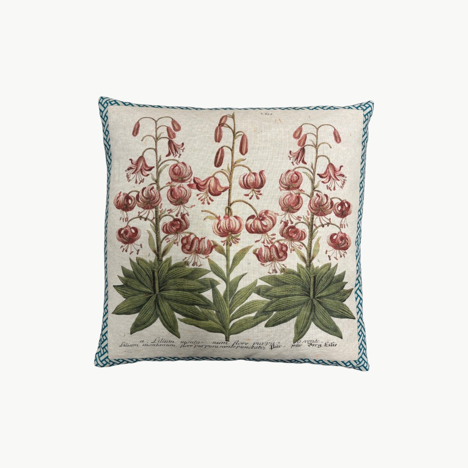 Designers Guild pyntepute med kroneliljer og botaniske blader i kunstnerisk komposisjon