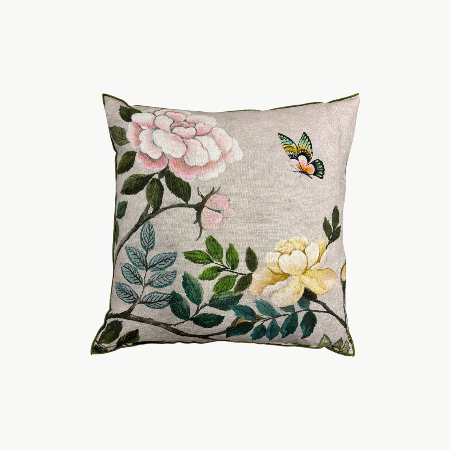 Designers Guild pyntepute med kinesisk-inspirert blomsterdesign i cameo-toner