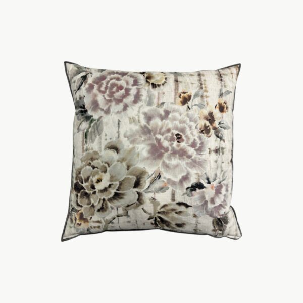 Designers Guild pyntepute med store blomster i dempede naturtoner og dekorativ bakside med stripet mønster