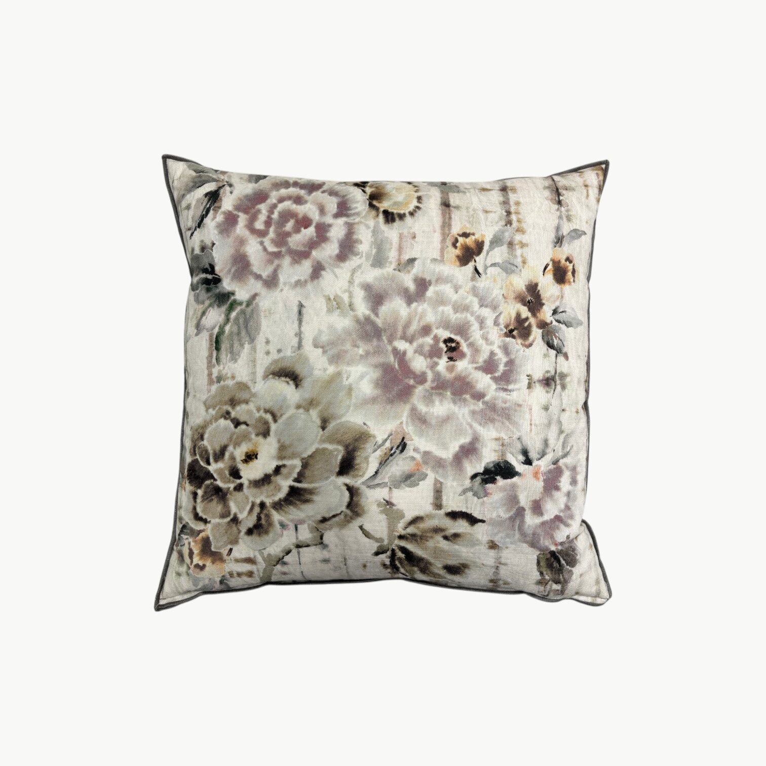 Designers Guild pyntepute med store blomster i dempede naturtoner og dekorativ bakside med stripet mønster