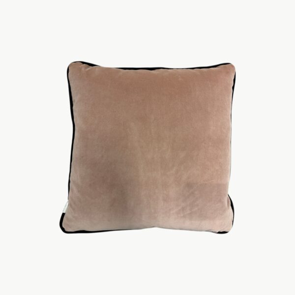 Pyntepute i ensfarget beige tone med kontrastkant i svart, kvadratisk format 45x45 cm.