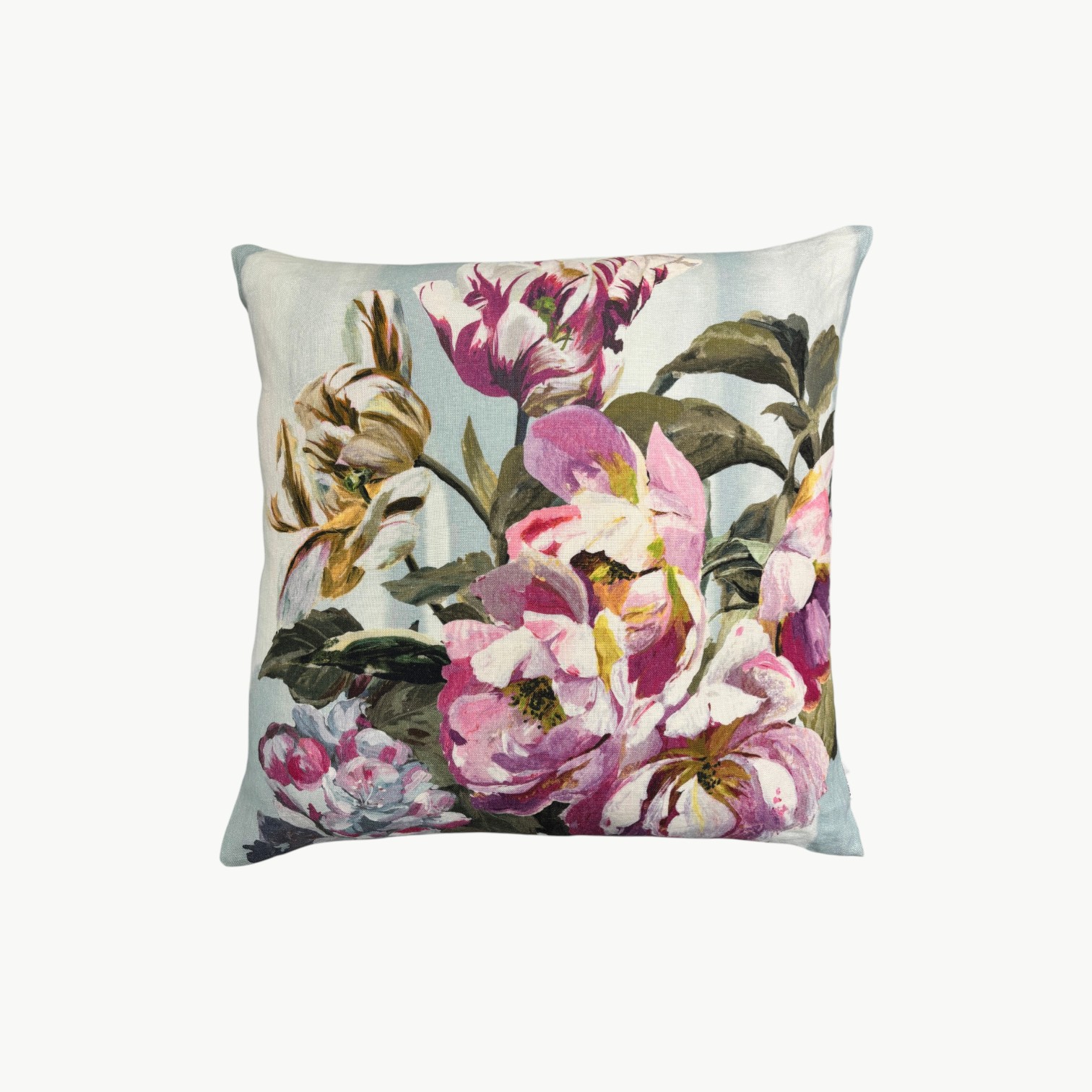 Designers Guild pyntepute med blomster i rosa og grønne toner 60x60