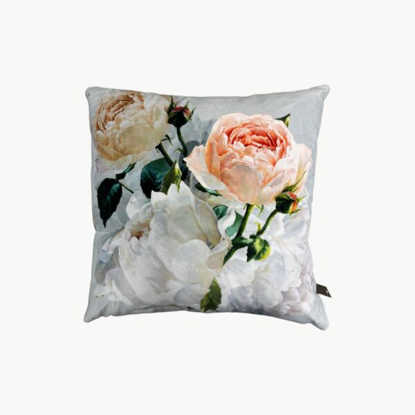 Designers Guild pyntepute med rosemotiv i hvite og ferskenrosa toner 60x60