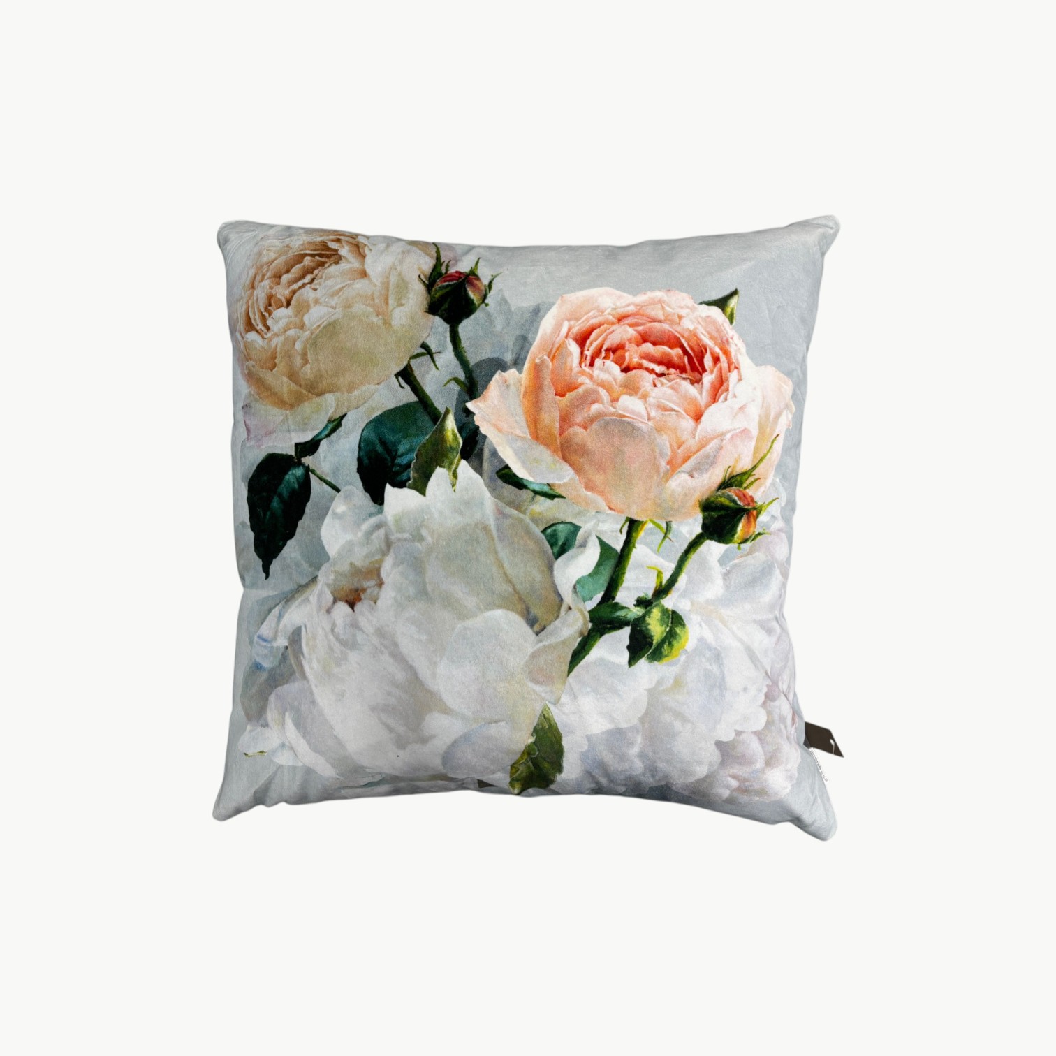 Designers Guild pyntepute med rosemotiv i hvite og ferskenrosa toner 60x60