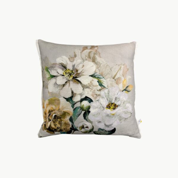 Designers Guild pyntepute med blomster i hvite og beige toner 55x55