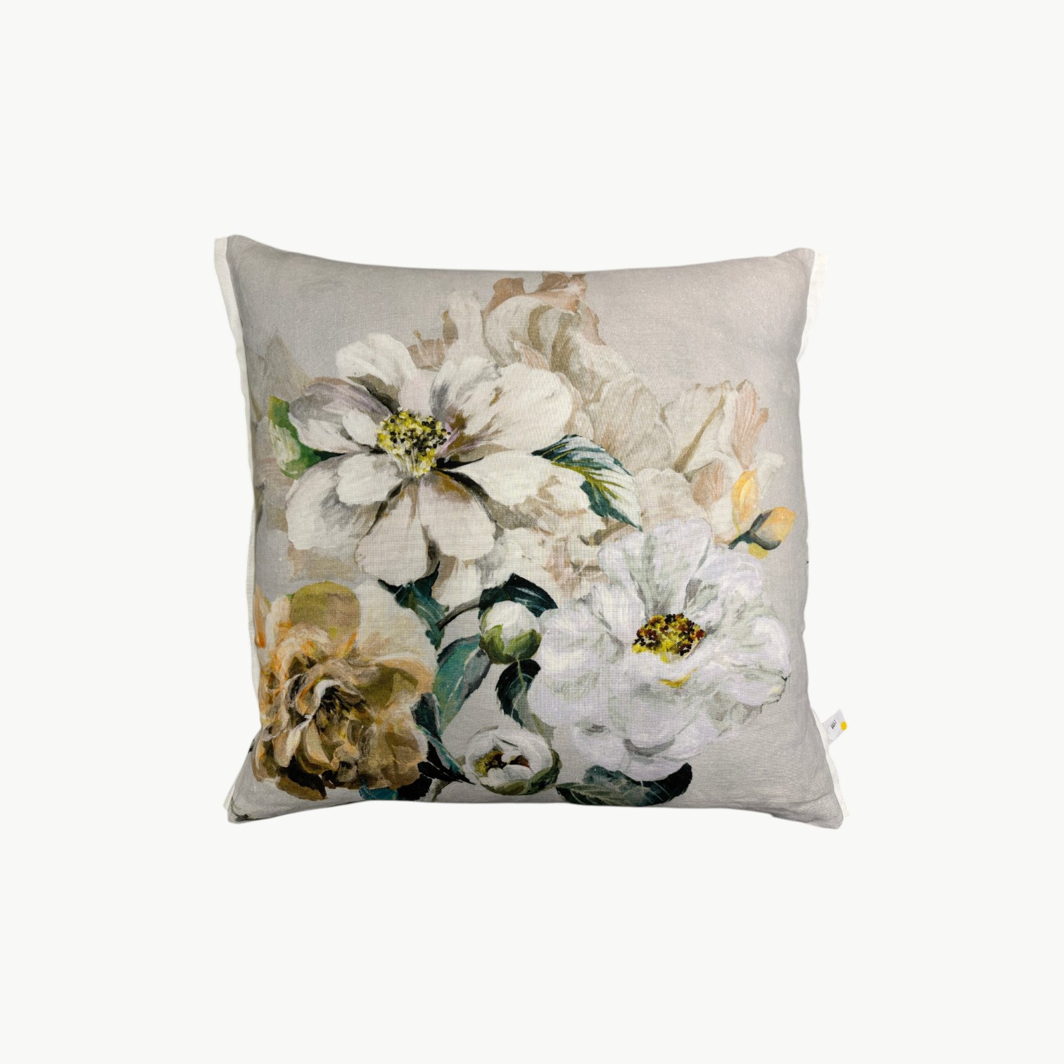 Designers Guild pyntepute med blomster i hvite og beige toner 55x55