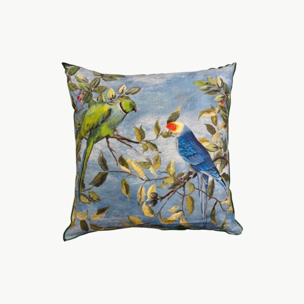 Designers Guild Mayani Azure pyntepute med papegøyer og blader 55x55