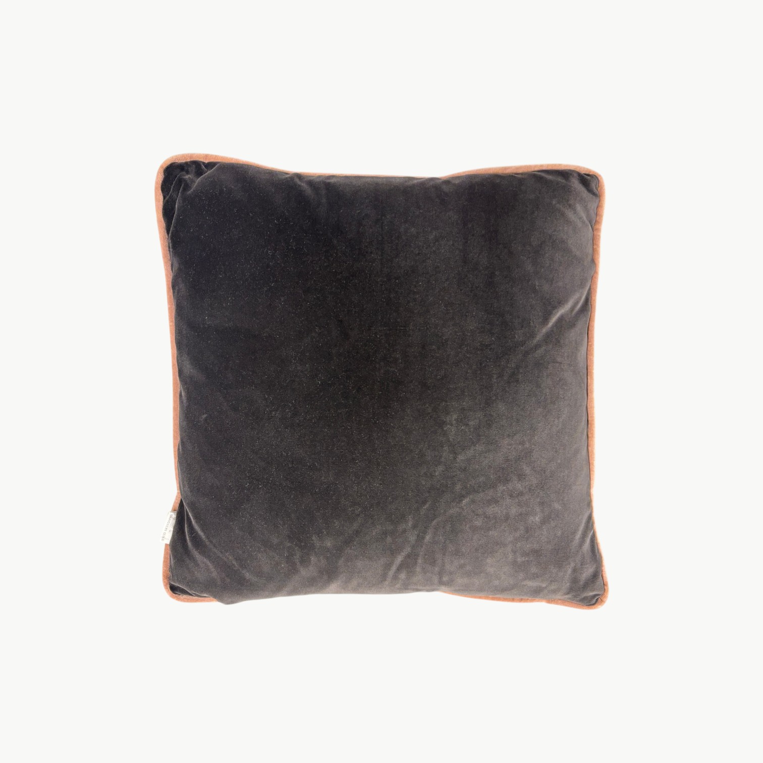 Designers Guild pyntepute i mørk grå med kontrastkant 48x48