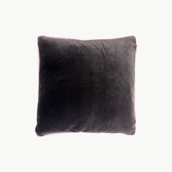 Designers Guild pyntepute i mørk grå tone 50x50