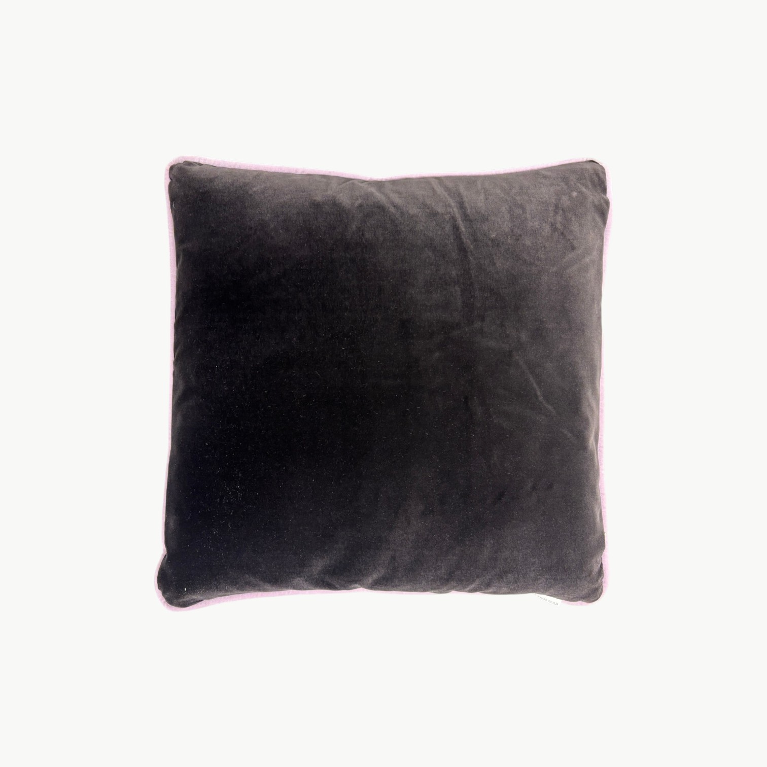 Designers Guild pyntepute i mørk grå tone 50x50