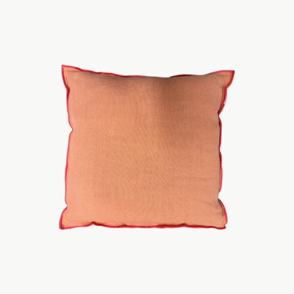 Designers Guild pyntepute i ferskenfarge med kontrastkant 45x45