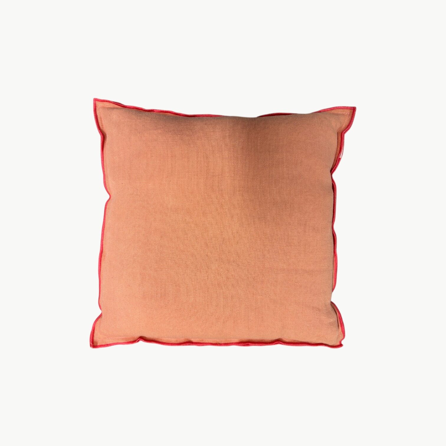 Designers Guild pyntepute i ferskenfarge med kontrastkant 45x45