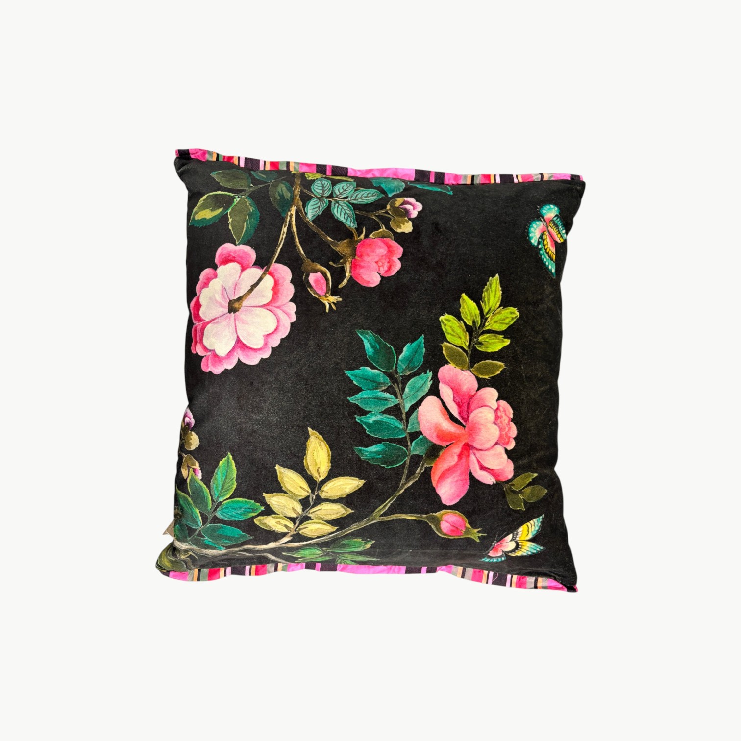 Designers Guild pyntepute med blomster og sommerfugl på sort bakgrunn samt stripet bakside i flere farger 55x55