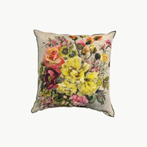 Designers Guild pyntepute med blomsterbukett i flere farger og dekorativ bakside med blomster på lys bakgrunn 55x55