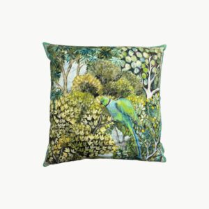 Designers Guild pyntepute med grønn papegøye i frodig skogmotiv 45x45