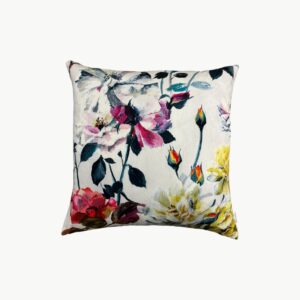 Designers Guild pyntepute med malte blomster i rosa og hvitt på lys bakgrunn 55x55