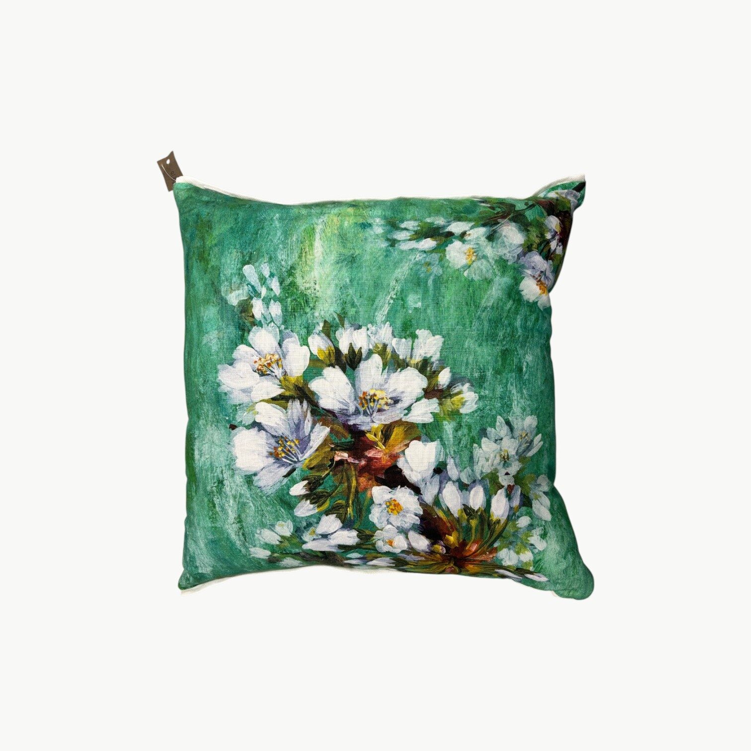 Designers Guild pyntepute med hvite blomster på grønn bakgrunn 50x50
